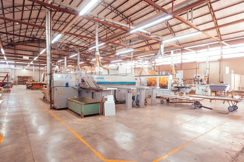 nowoczesna hala produkcyjna w fabryce okien, gdzie precyzyjnie montowane są profile aluminiowe i PVC